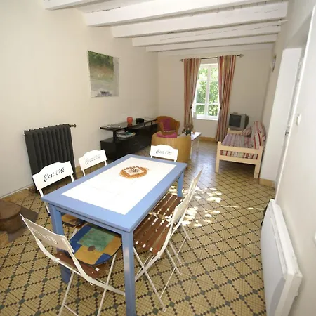 Lovely House With Grass Garden Shared Swimmingpool Next To The River Ard Che Holiday home